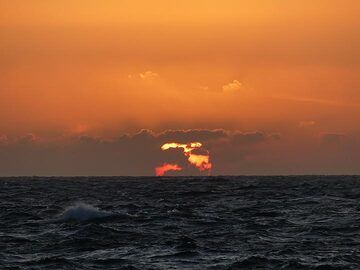 Certains voyageurs pensent que les couchers de soleil sur Nisyros sont les meilleurs qu'ils aient jamais vus. (Photo: Ingrid Smet)
