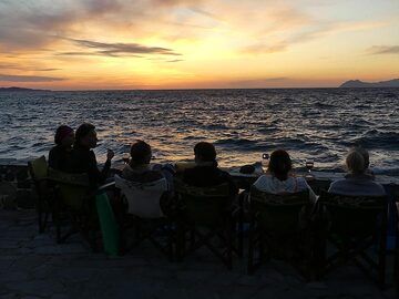 Regarder le soleil se coucher avec un verre de bon vin grec (Photo: Ingrid Smet)