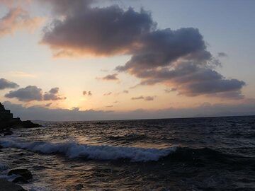 Ciel coucher de soleil et vagues ondulantes (Photo: Ingrid Smet)