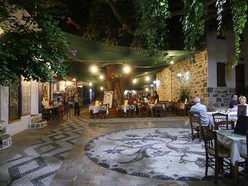 The main square of Mandraki at night (Photo: Ingrid Smet)