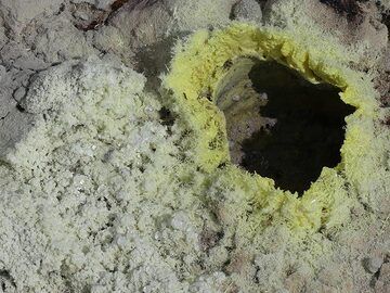 Les cristaux de soufre et l'acide sulfurique tombent autour et un évent actif (Photo: Ingrid Smet)