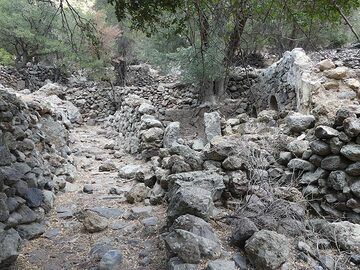 Old pathway from the caldera floor up to the village of Emporio (Photo: Ingrid Smet)