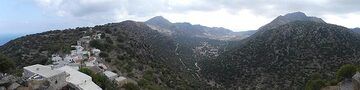 Vue panoramique du village d'Emporio (à gauche) sur le fond de la caldeira (au centre) jusqu'aux dômes de lave plus jeunes (à droite) (Photo: Ingrid Smet)