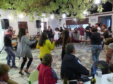 Panigiri au monastère d'Agios Stavros - une fête religieuse avec nourriture et danse... (Photo: Ingrid Smet)