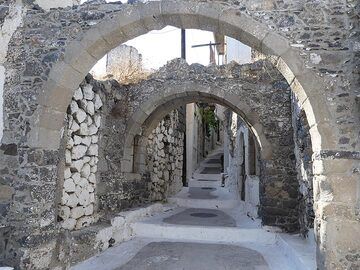 Old archways in Nikia village (Photo: Ingrid Smet)