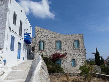 Traditional greek houses in Nikia, a village on the caldera rim (Photo: Ingrid Smet)