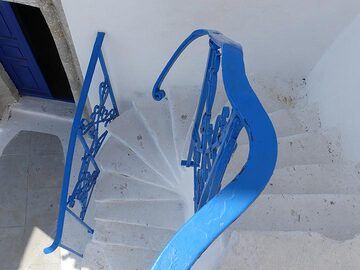 Staircase in offocial Greek colours (Photo: Ingrid Smet)