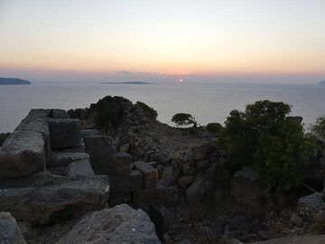 Ciel coucher de soleil depuis le Paleo Kastro, une forteresse vieille de 1000 ans faite de gros rochers basaltiques (Photo: Ingrid Smet)