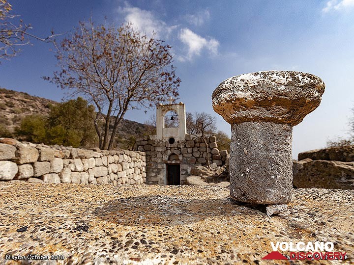 Eine kleine dorische Tempelsäule in einer Kapelle auf Nisyros. (Photo: Tobias Schorr)