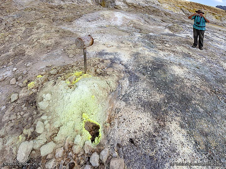 Thomas et la fumerolle dans le cratère. (Photo: Tobias Schorr)