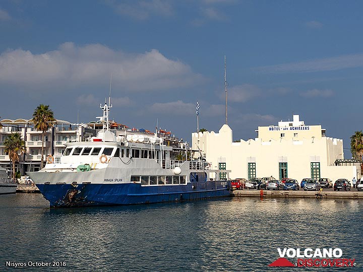 Das Schiff MS Panagia Spiliani wartet auf die Rückkehr nach Nisyros. (Photo: Tobias Schorr)