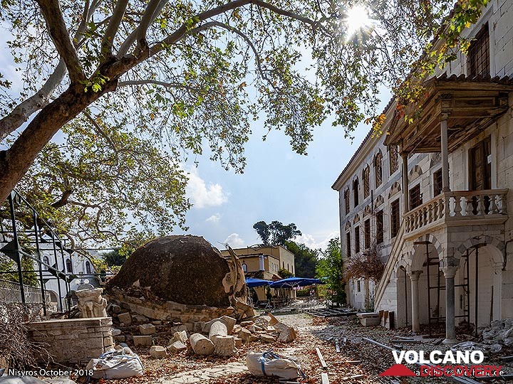 The old mosque was hit by the 2017 earthquake. (Photo: Tobias Schorr)
