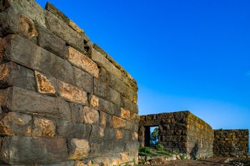 The impressing volcanic walls of the ancient fortification Paliokastro. (Photo: Tobias Schorr)