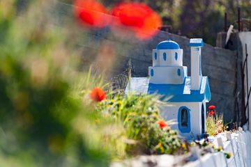 A small chapel reminding that there was an accident and somebody survived. (Photo: Tobias Schorr)