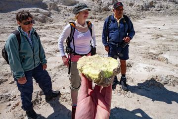 A sulphur sample and our guest. (Photo: Tobias Schorr)