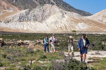 Hiking in the Nisyros caldera. (Photo: Tobias Schorr)
