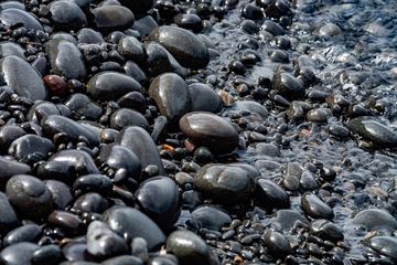 The volcanic pebble of Kohlaki beach. (Photo: Tobias Schorr)
