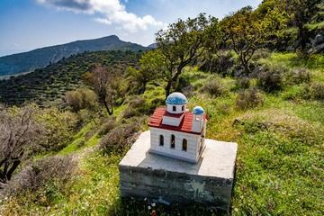Small model of an chapel on the way to the mountains. (Photo: Tobias Schorr)