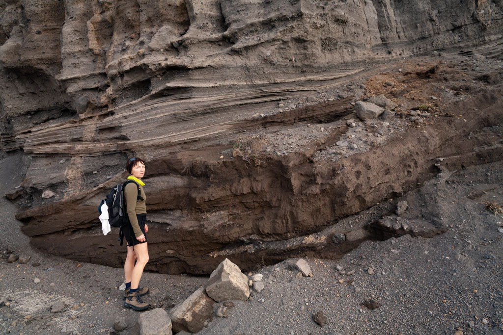 Carmen and some ash layers from old volcanic eruptions. (Photo: Tobias Schorr)