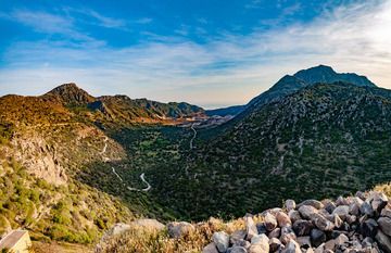 View from Emborio village into the caldera of Nisyros. (Photo: Tobias Schorr)