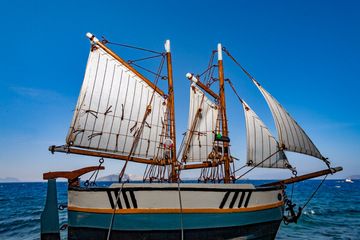 Une maquette de bateau dans une taverne de Mandraki. (Photo: Tobias Schorr)