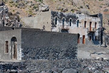 The former thermal bath of Avlaki on Nisyros. (Photo: Tobias Schorr)
