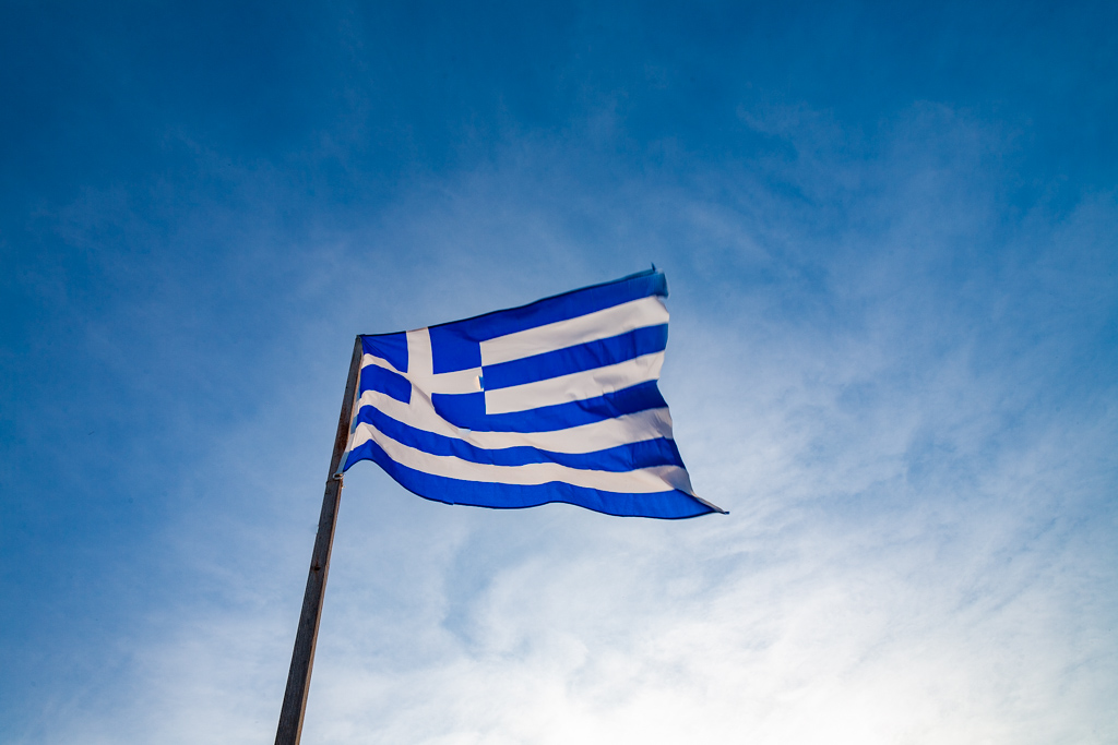 The Greek flag over Emporio village. (Photo: Tobias Schorr)