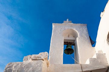 The clock tower of the chapel Arhangelos Michael in Emporio village. (Photo: Tobias Schorr)