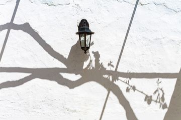 Shadows at the walls of the monastery. (Photo: Tobias Schorr)