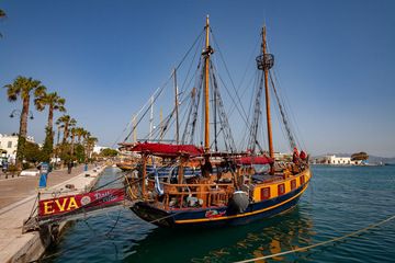 Bateau touristique au port de Kos. (Photo: Tobias Schorr)