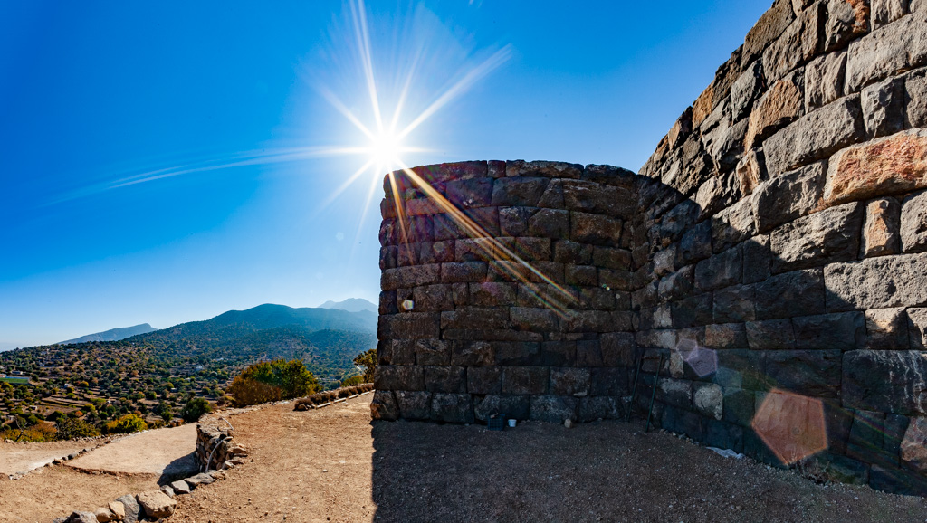 The walls of the ancient fortification Paliokastro at Mandraki village on Nisyros island. (Photo: Tobias Schorr)