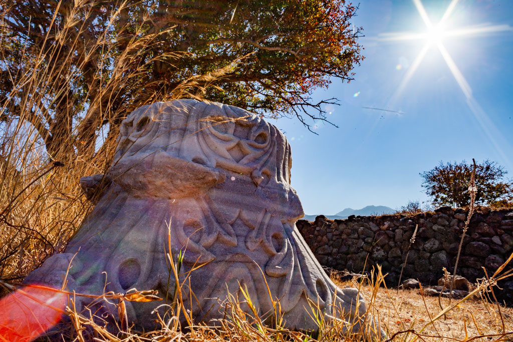 Ancienne colonne d'une basilique au Paliokastro de Mandraki sur l'île de Nisyros. (Photo: Tobias Schorr)