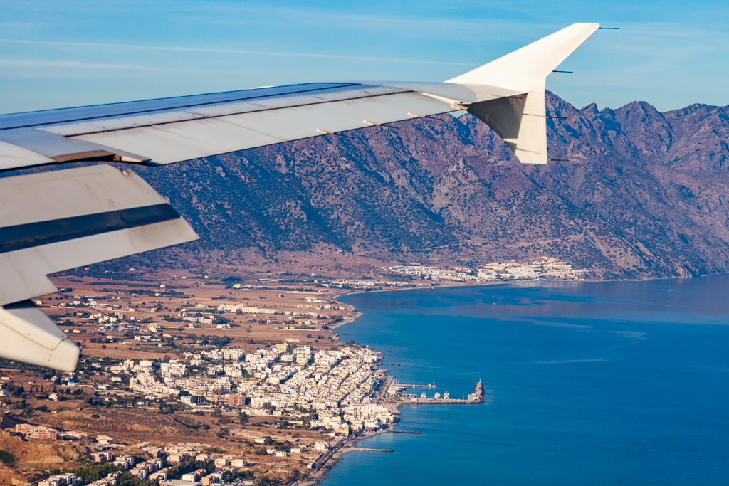 Blick auf das Dorf Kardamena und die Landung auf der Insel Kos. (Photo: Tobias Schorr)