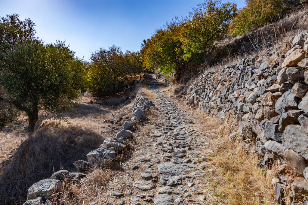 Der Wanderweg zur antiken Akropolis von Mandraki auf der Insel Nisyros. (Photo: Tobias Schorr)