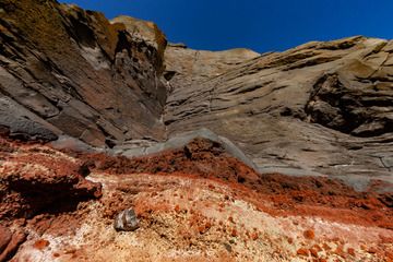 Lave de scories rouges et lave de basalte noir à Avlaki sur l'île de Nisyros. (Photo: Tobias Schorr)