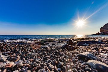 La plage de galets d'Avlaki. (Photo: Tobias Schorr)