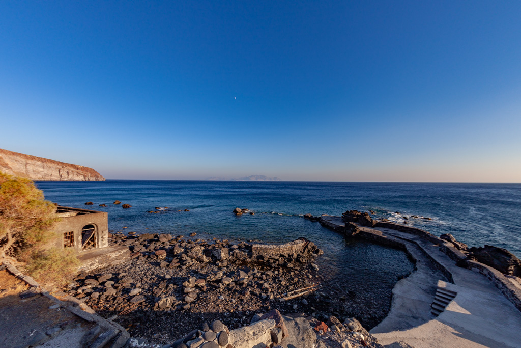 Le petit port de pêche des bains Avlaki. Ici vous pouvez trouver des sources thermales jusqu'à 60°C ! (Photo: Tobias Schorr)