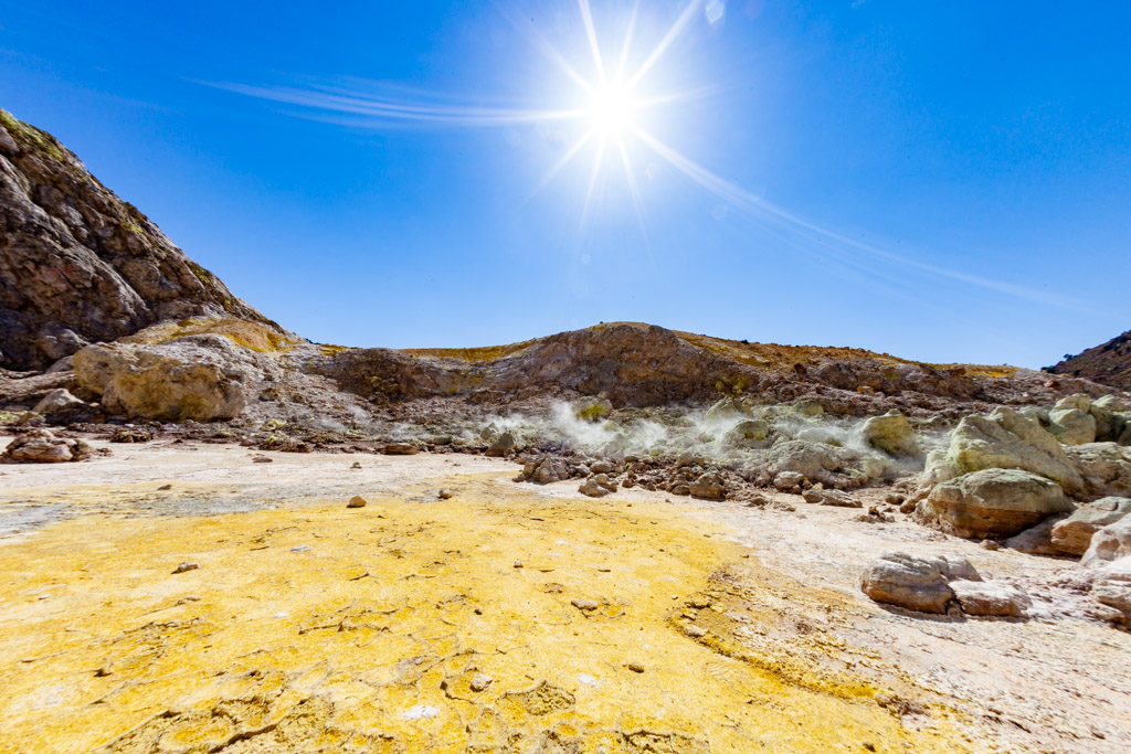Le sol couvert de soufre du cratère Polyvotis sur Nisyros. (Photo: Tobias Schorr)