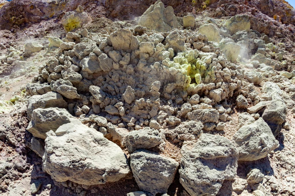 Fumaroles in the center of Polyvotis crater on Nisyros island. (Photo: Tobias Schorr)