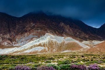 Blick auf die Lavadome Polyvotis und Profitis Ilias auf Nisyros. (Photo: Tobias Schorr)