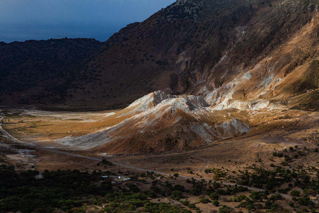 Blick in die vulkanische Caldera von Nisyros und Licht auf den Polyvotis-Lavadom. (Photo: Tobias Schorr)