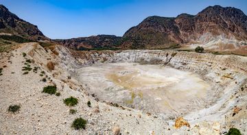 Der hydrothermale Explosionskrater Stefanos auf der Insel Nisyros in Griechenland. (Photo: Tobias Schorr)