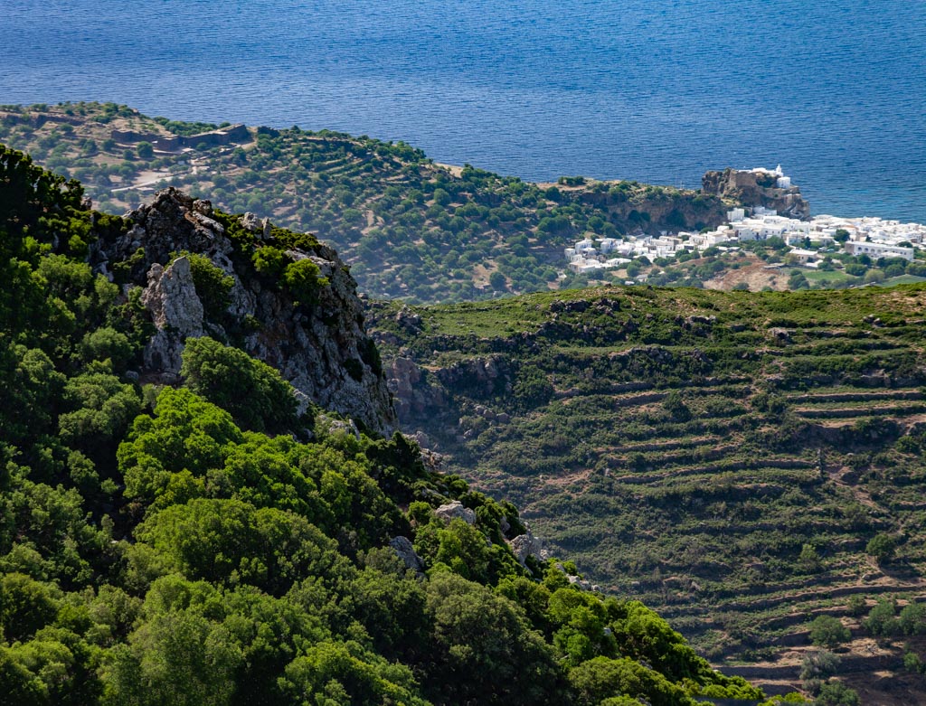 View from the mountains towards the Mandraki village and the ancient acropolis Paliokastro. (Photo: Tobias Schorr)