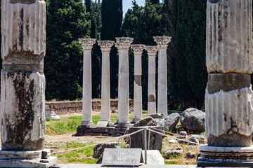 The columns of an old temple at the Asklepeion of Kos. (Photo: Tobias Schorr)