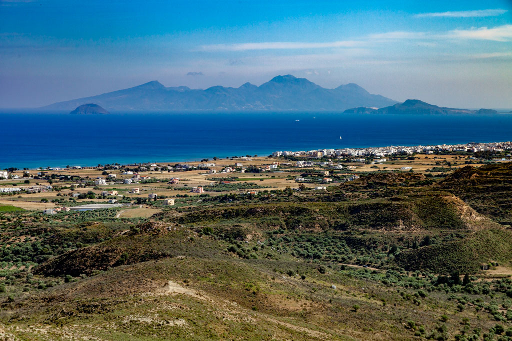 Vue depuis Kardamena sur l'île de Kos vers l'île volcanique de Nisyros. (Photo: Tobias Schorr)