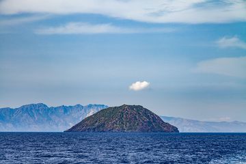 The volcano island Strongyli. (Photo: Tobias Schorr)