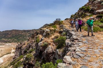 Hiking on the old path from Nikia to the caldera of Nisyros. (Photo: Tobias Schorr)