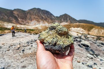 Sulphur from the Kaminakia craters. (Photo: Tobias Schorr)