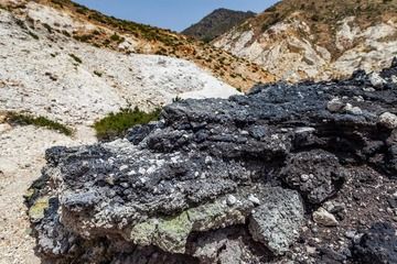 Sulphur layers in the Kaminakia crater. (Photo: Tobias Schorr)
