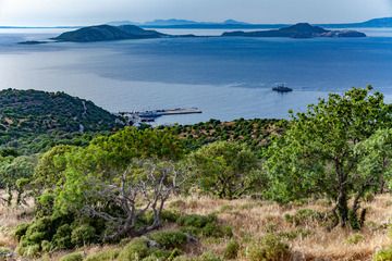 View from the mountains of Nisyros towards Kos island with the Yali volcano in front. (Photo: Tobias Schorr)